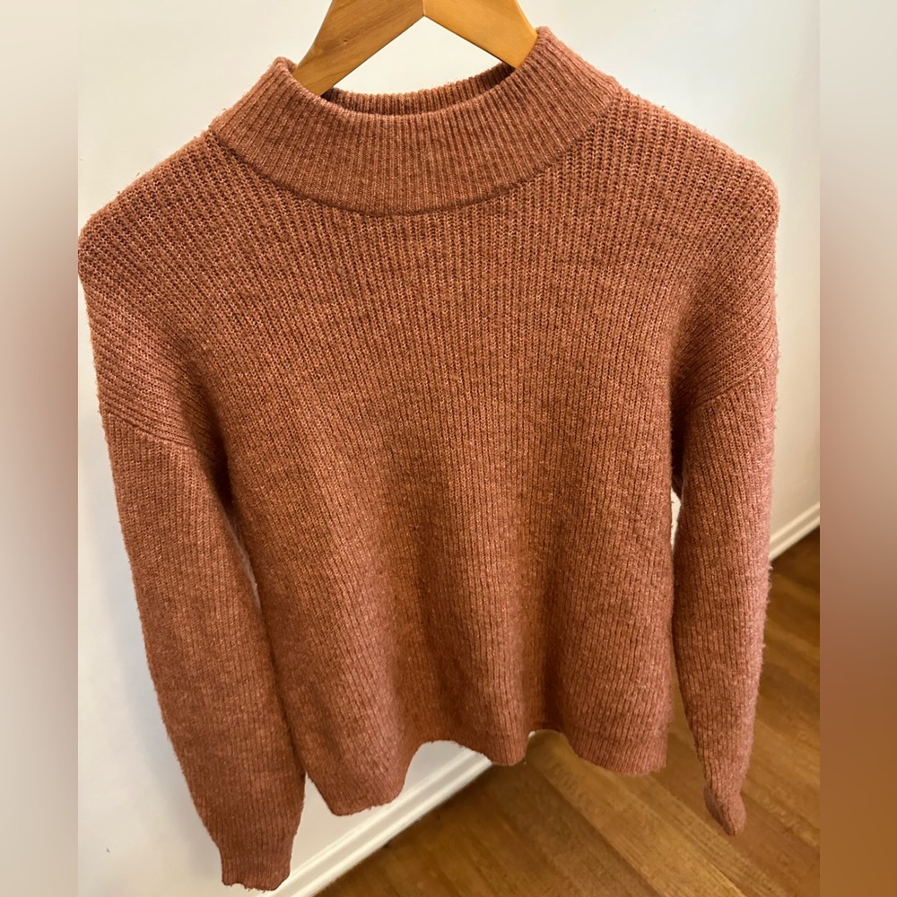 XS Leith Sweater. Peachy Color. Very Warm.
